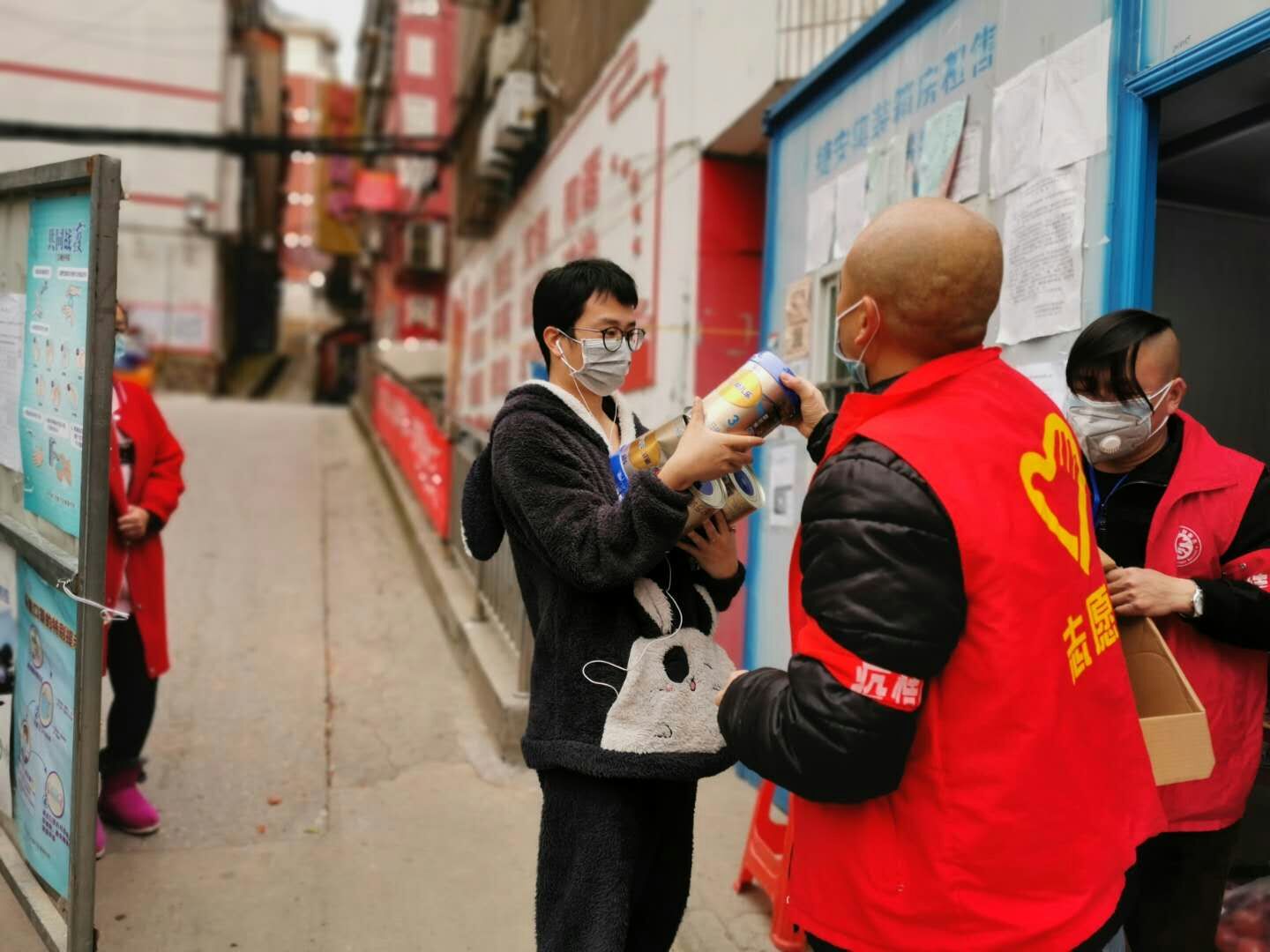湖北-荊門公交集團-寧飛（社區(qū)義工服務(wù)，幫居民買奶粉）.jpg
