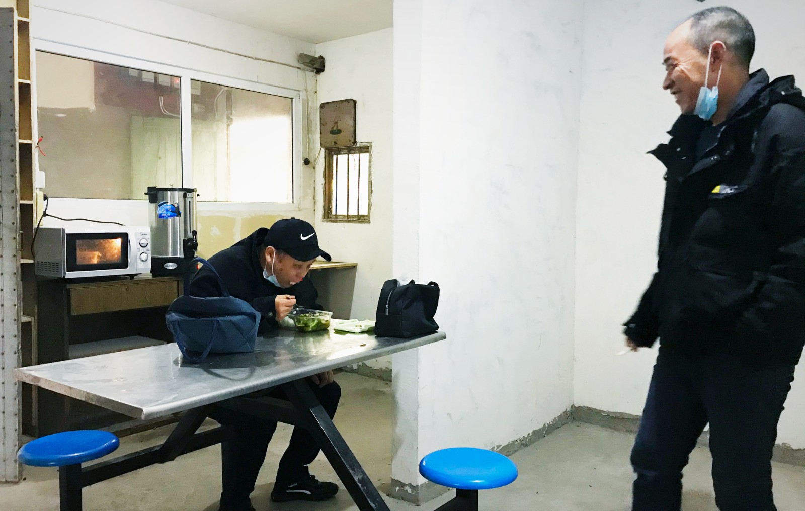 10月份，公司新租建駕駛員休息室之一，駕駛員在休息室內(nèi)愉悅休息與交談.jpg